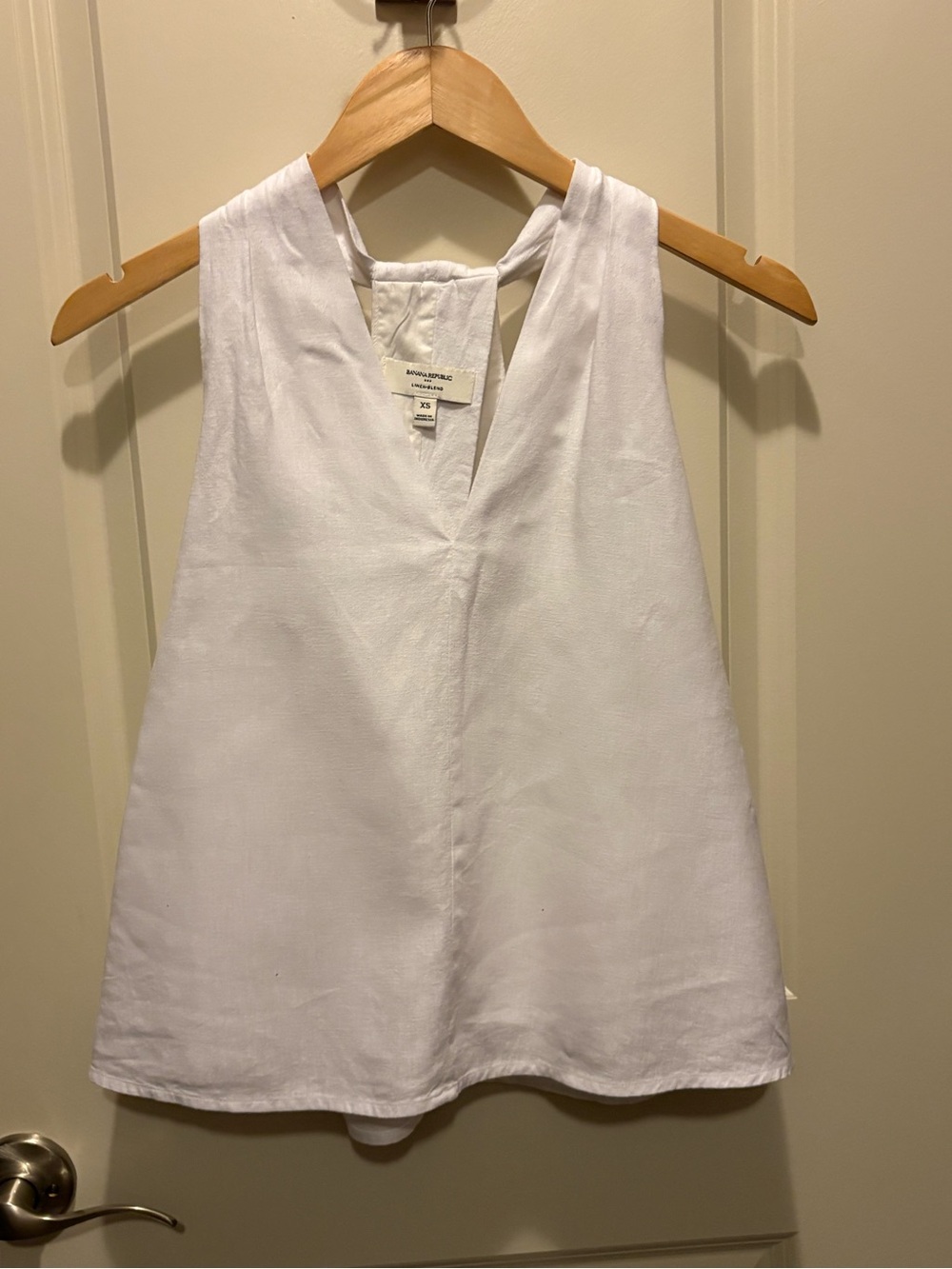 Banana Republic White Linen V-Neck Sleeveless Camisole